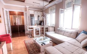 Crown Apartment - Your Royal Stay